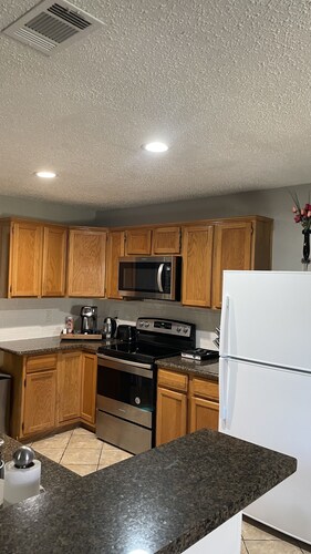 Cozy and quiet neighborhood a minutes from shopping