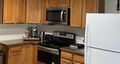 Cozy and quiet neighborhood a minutes from shopping