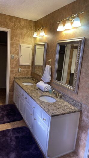 Bathroom - Cozy and quiet neighborhood a minutes from shopping (Garland)