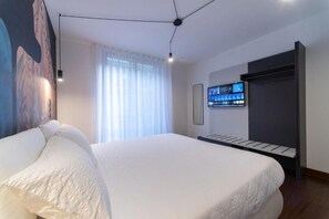 Departamento Deluxe | Escritorio, cortinas blackout y tabla de planchar con plancha 