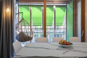 Departamento Deluxe | Área de sala de estar | Televisión de pantalla plana 