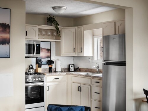 Modern Mountain Cottage w Hot Tub, Fire Pit, WiFi