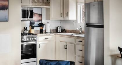 Modern Mountain Cottage w Hot Tub, Fire Pit, WiFi