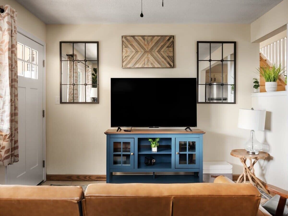 Televisión, libros y oficina 