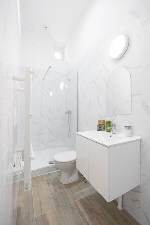 Comfort Suite | Bathroom - LE CONCORDE COMPLEXE 3 appartsTerrasse (Marseille)