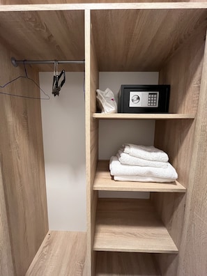 Kahden hengen deluxe-huone, 1 keskisuuri parisänky | Vaatekaappi