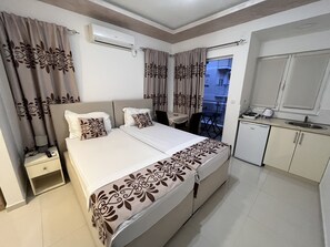 Habitación Deluxe con 2 camas individuales | Caja de seguridad en la habitación y escritorio