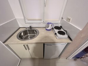 Habitación doble Deluxe, 1 cama Queen size | Cocina privada | Frigobar, parrilla de estufa y utensilios de cocina 