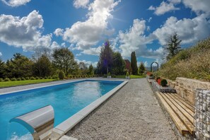 สระว่ายน้ำกลางแจ้งเปิดตามฤดูกาล