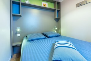 1 habitación, tabla de planchar con plancha y ropa de cama 