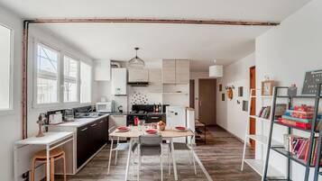 Een koelkast, een microgolfoven, een oven