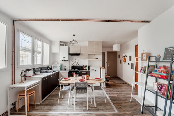 冷蔵庫、電子レンジ、オーブン、コーヒー / ティーメーカー