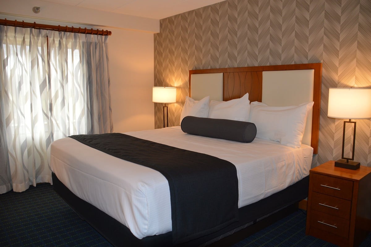 Room, 1 Bedroom | Minibar, individually decorated, individually furnished