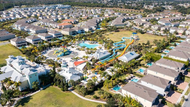 Luchtbeeld van een woonwijk met huizen, een zwembad en een waterpark.