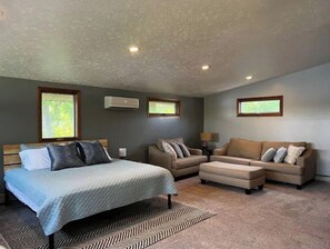 3 bedrooms, desk, iron/ironing board, travel crib - Remodeled Lake House Featuring Sauna, Sleeps 12 (Muskegon)