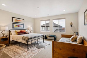 5 chambres, bureau, fer et planche à repasser, lit parapluie