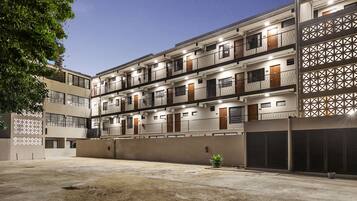 Vista frontal de la propiedad