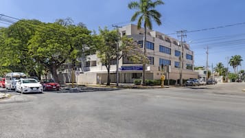 Un edificio moderno con un letrero que dice "Suites Reform by HOMiRent".