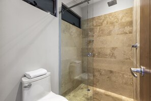 Basic Double Room | Bathroom | Shower, free toiletries, towels - Suites Reforma by Homirent (Mérida)