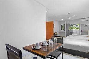 Comfort Triple Room | Living area - Suites Reforma by Homirent (Mérida)