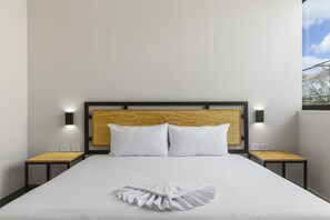Egyptian cotton sheets, premium bedding, down duvets, memory-foam beds - Suites Reforma by Homirent (Mérida)