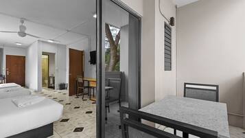 Habitación triple Confort | Terraza o patio