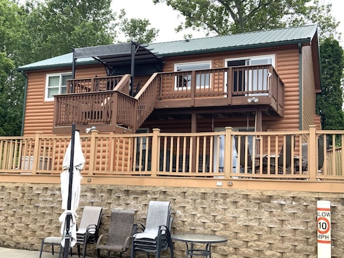 Quiet, Cozy Paoli Cabin Overlooking a Nice Pond