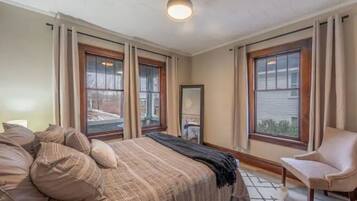 2 Schlafzimmer, Schreibtisch, Bügeleisen/Bügelbrett, Reisekinderbett