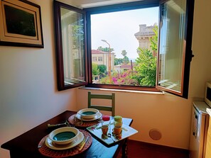 Departamento, vista a la ciudad | Cocina privada | Refrigerador con congelador, microondas y cafetera de espresso 