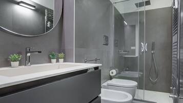 Deluxe Apartment | Bathroom