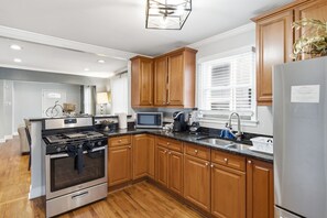 Coffee/tea maker, fridge, microwave, oven