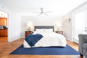 3 habitaciones, escritorio y tabla de planchar con plancha 
