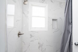 Douche, sèche-cheveux, serviettes fournies, savon