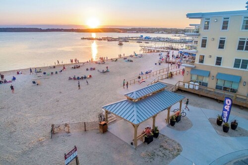 Lovely Two Bedroom Condo with Stunning Bay Views