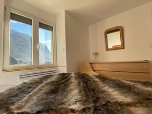 1 slaapkamer, een strijkplank/strijkijzer, reisbedje, gratis wifi