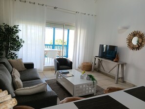 TV, books - Orient blue seaview, the sea less than 50m away! (Collectivité de Saint-Martin)