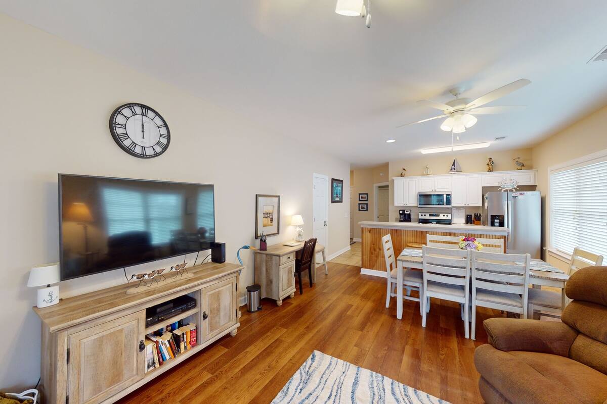 Condo, 2 Bedrooms | Living area