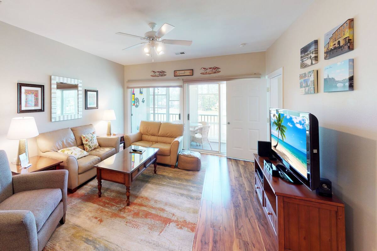 Condo, 2 Bedrooms | Living area