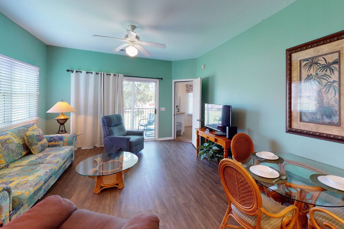 Condo, 2 Bedrooms | Living area