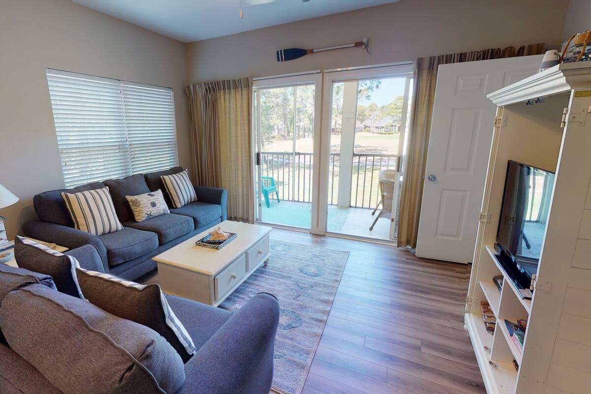 Condo, 2 Bedrooms | Living area