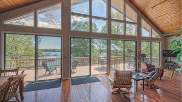 TV connectée, cheminée, baby-foot, livres