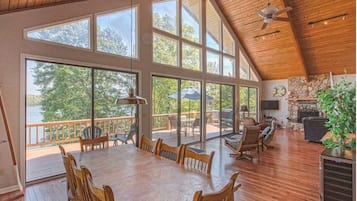 TV connectée, cheminée, baby-foot, livres