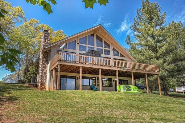 Front facing the lake