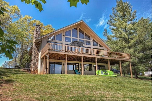 Waterfront home with deep water, skiing/tubing coves, firepit, pool table, SUP