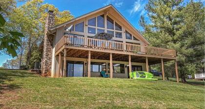 Waterfront home with deep water, skiing/tubing coves, firepit, pool table, SUP