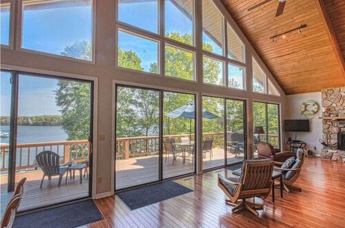 Waterfront home with deep water, skiing/tubing coves, firepit, pool table, SUP