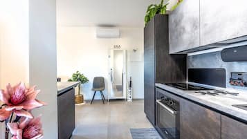 Réfrigérateur, micro-ondes, four, plaque de cuisson