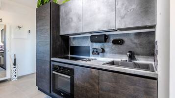 Réfrigérateur, micro-ondes, four, plaque de cuisson