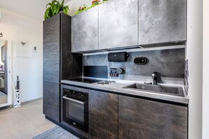 Kühlschrank, Mikrowelle, Ofen, Herdplatte