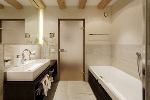 Dusche, Haartrockner, Bidet, Handtücher
